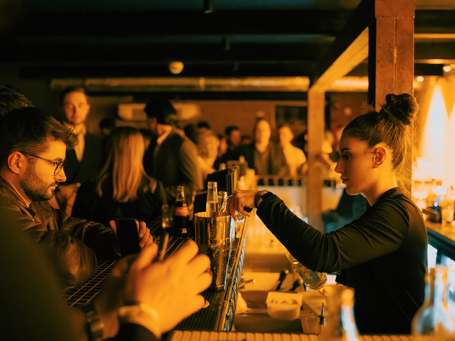 Profesjonalny barman przygotowujący koktajle na afterparty - open bar Messalka Events