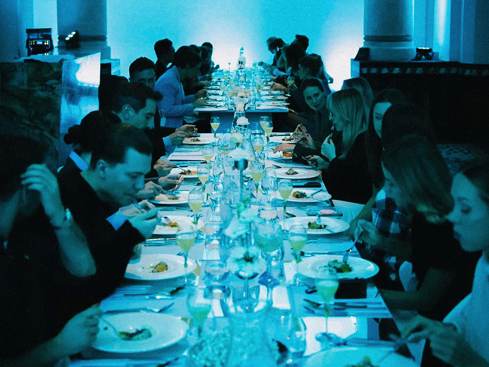 Goście wieczorowi na eleganckim bankiecie w Messalka Events