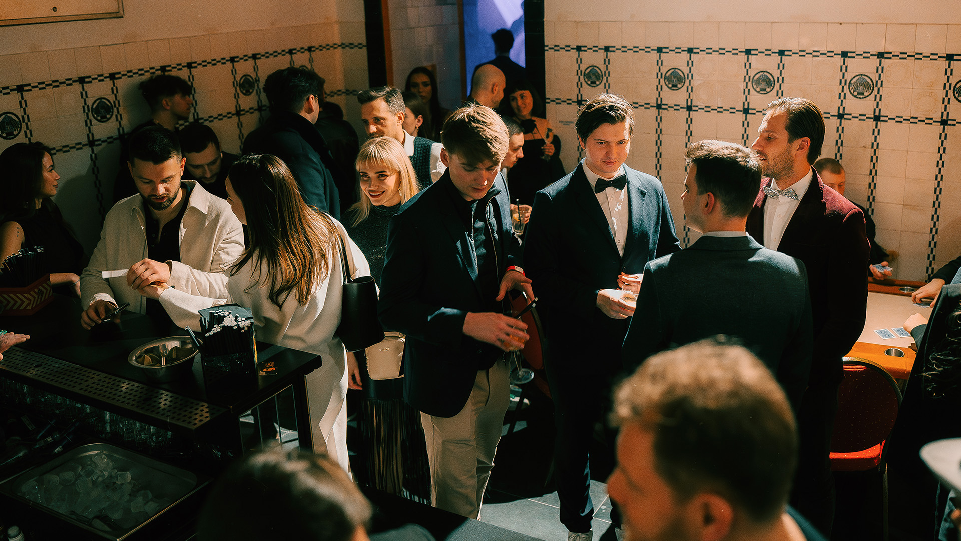 Bankiet korporacyjny w Messalka Events - elegancko zastawione okrągłe stoły, Warszawa