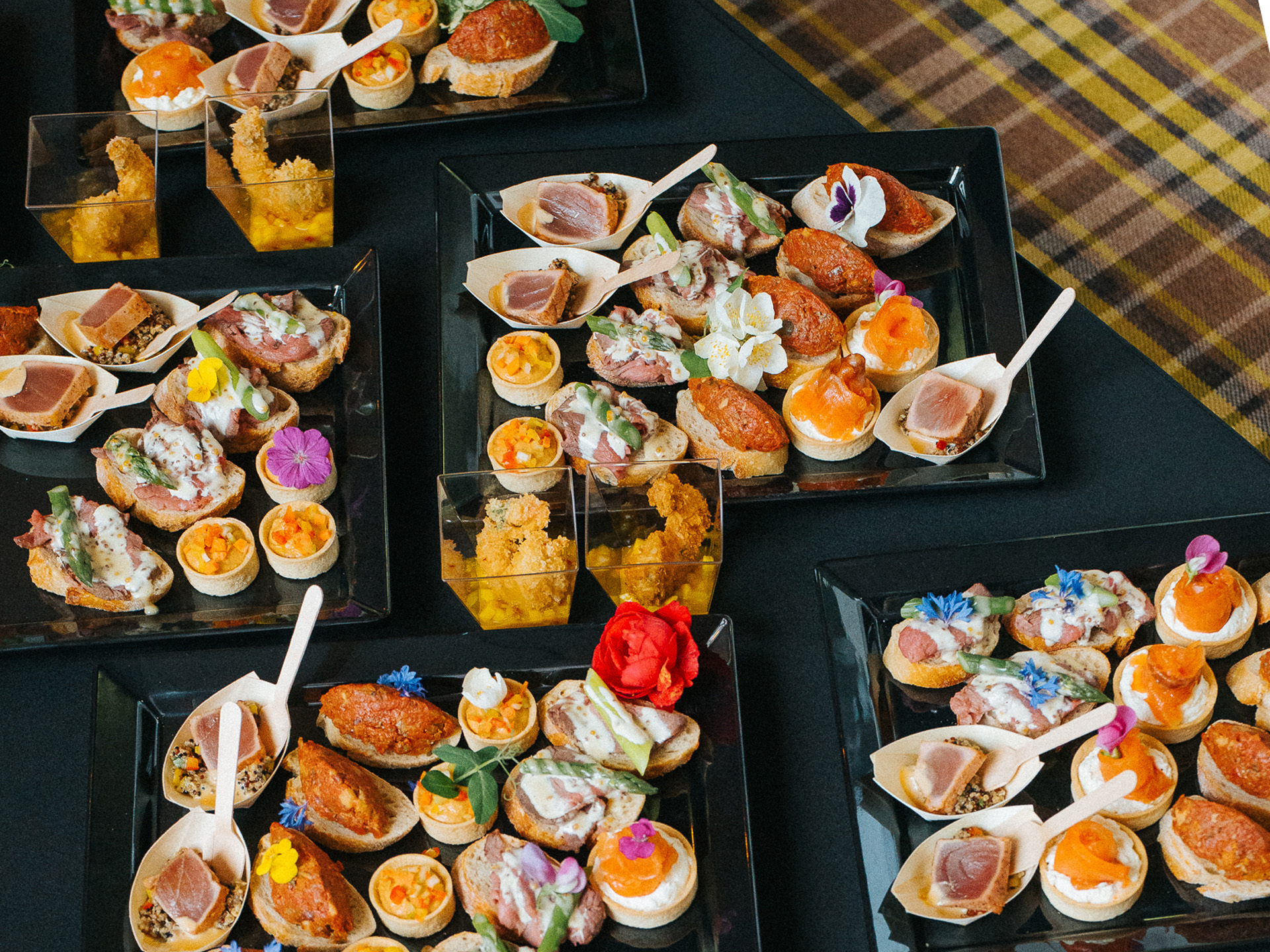 Elegancki bufet cateringowy na evencie firmowym w Messalka Events