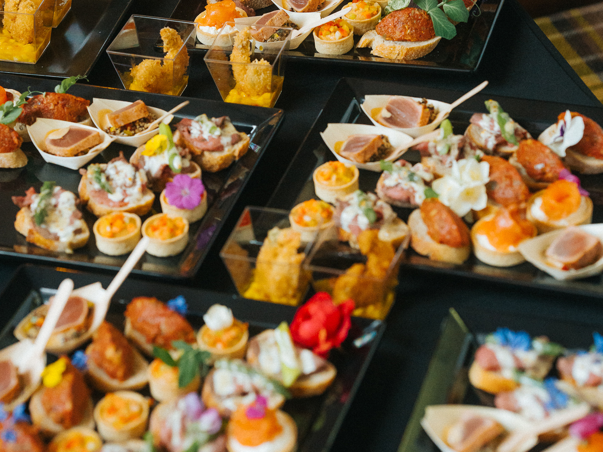 Stół z daniami przygotowanymi podczas live cooking - świeże potrawy na oczach gości