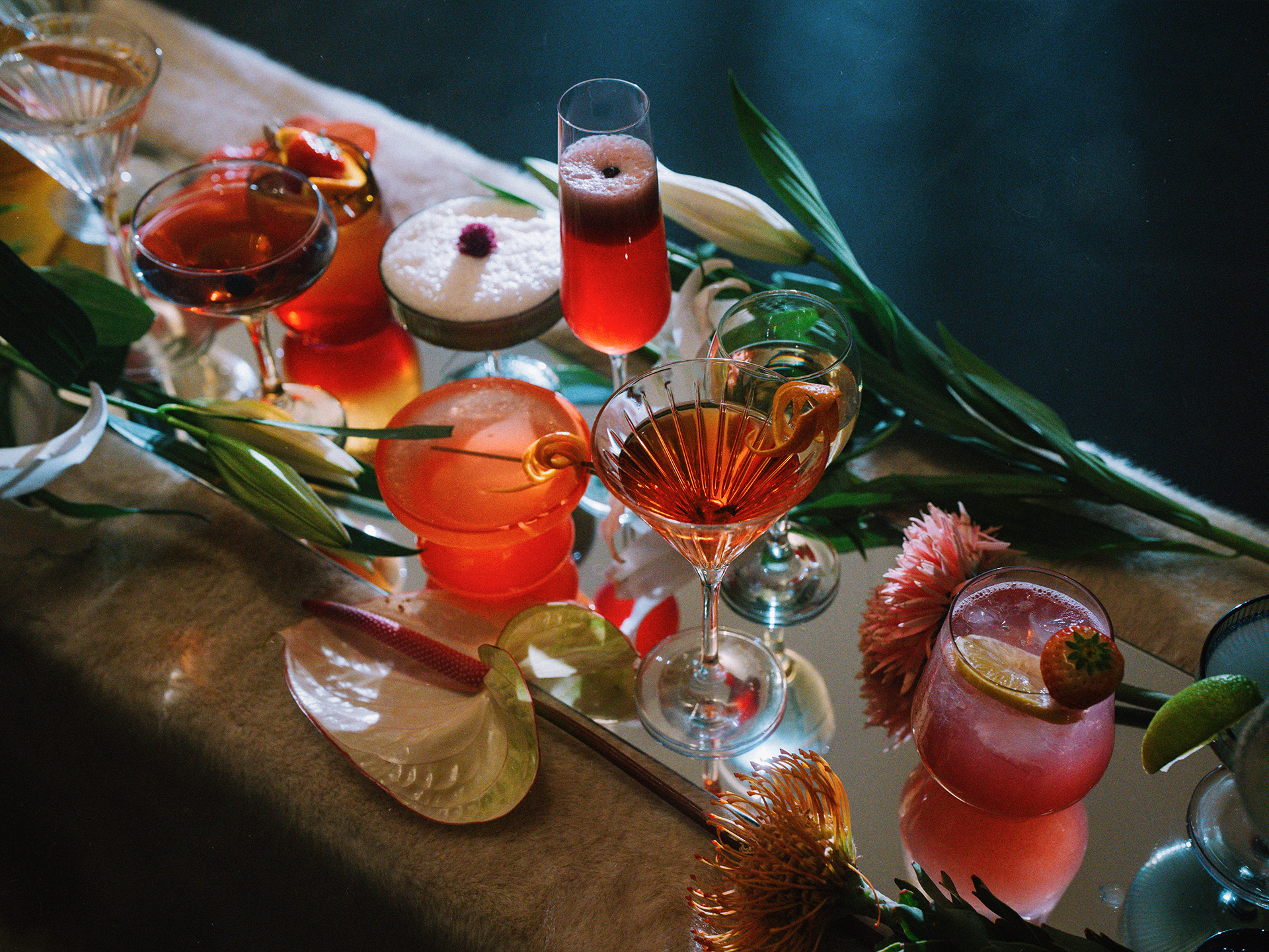 Kolorowe koktajle na barze - dedykowane drinki i open bar Messalka Events