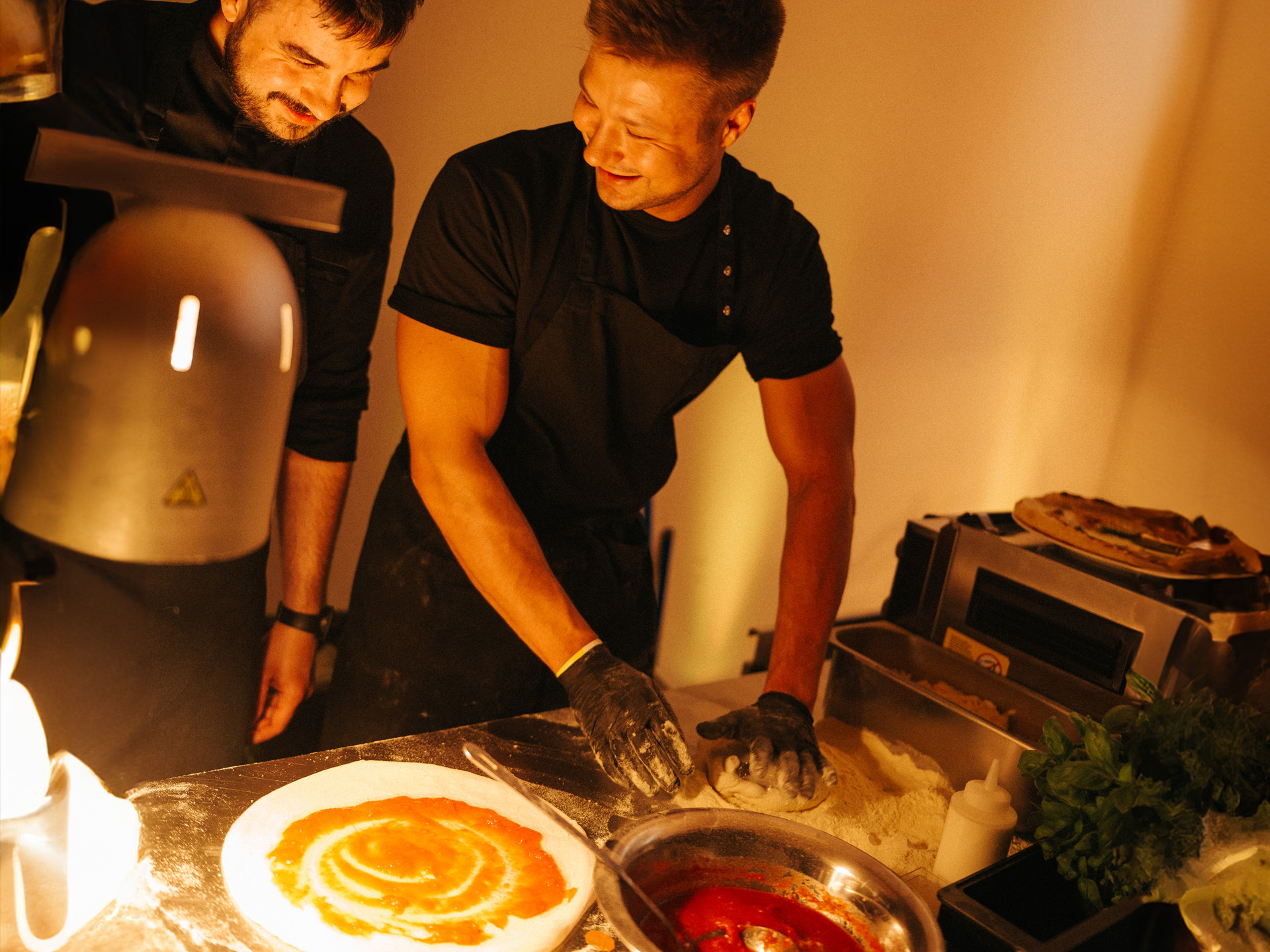 Dłonie krojące składniki podczas warsztatu kulinarnego - doświadczenie kulinarne Messalka Events