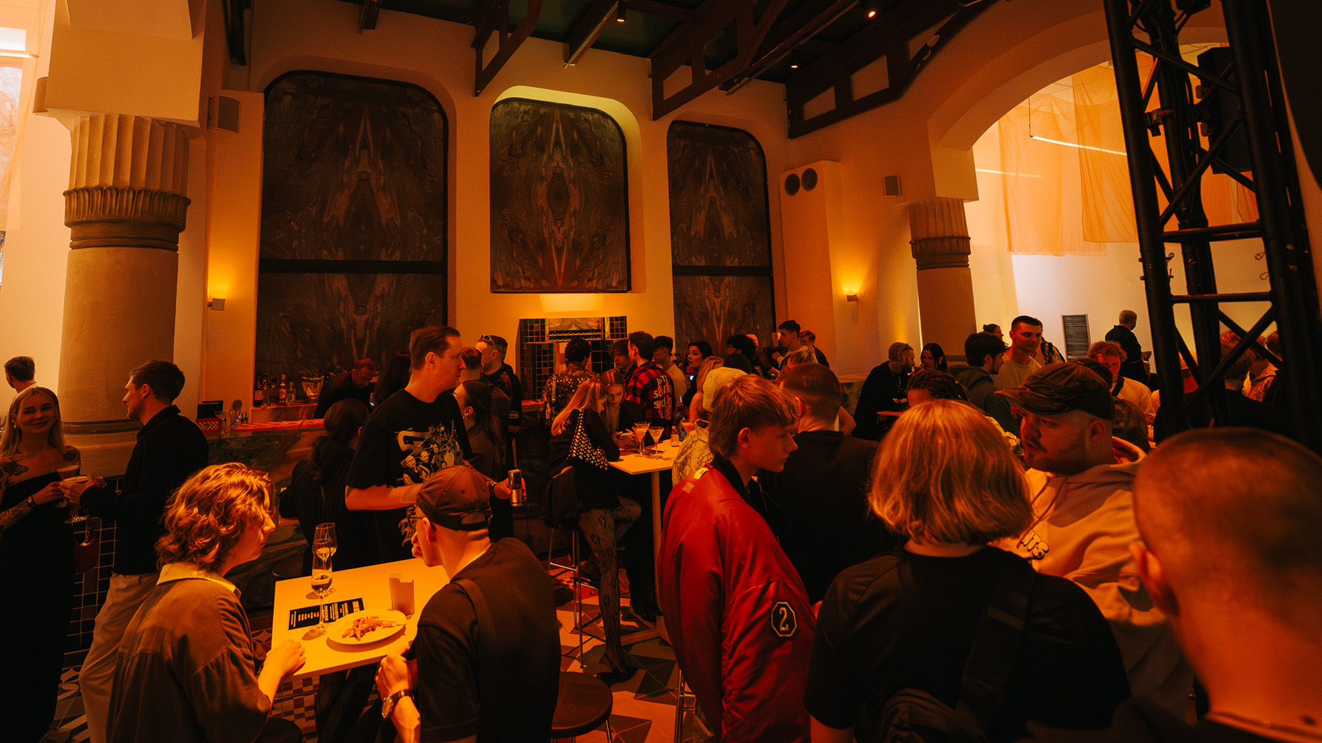 Wnętrze Messalka Events podczas eleganckiego eventu - zabytkowa łaźnia przy Krakowskim Przedmieściu w Warszawie