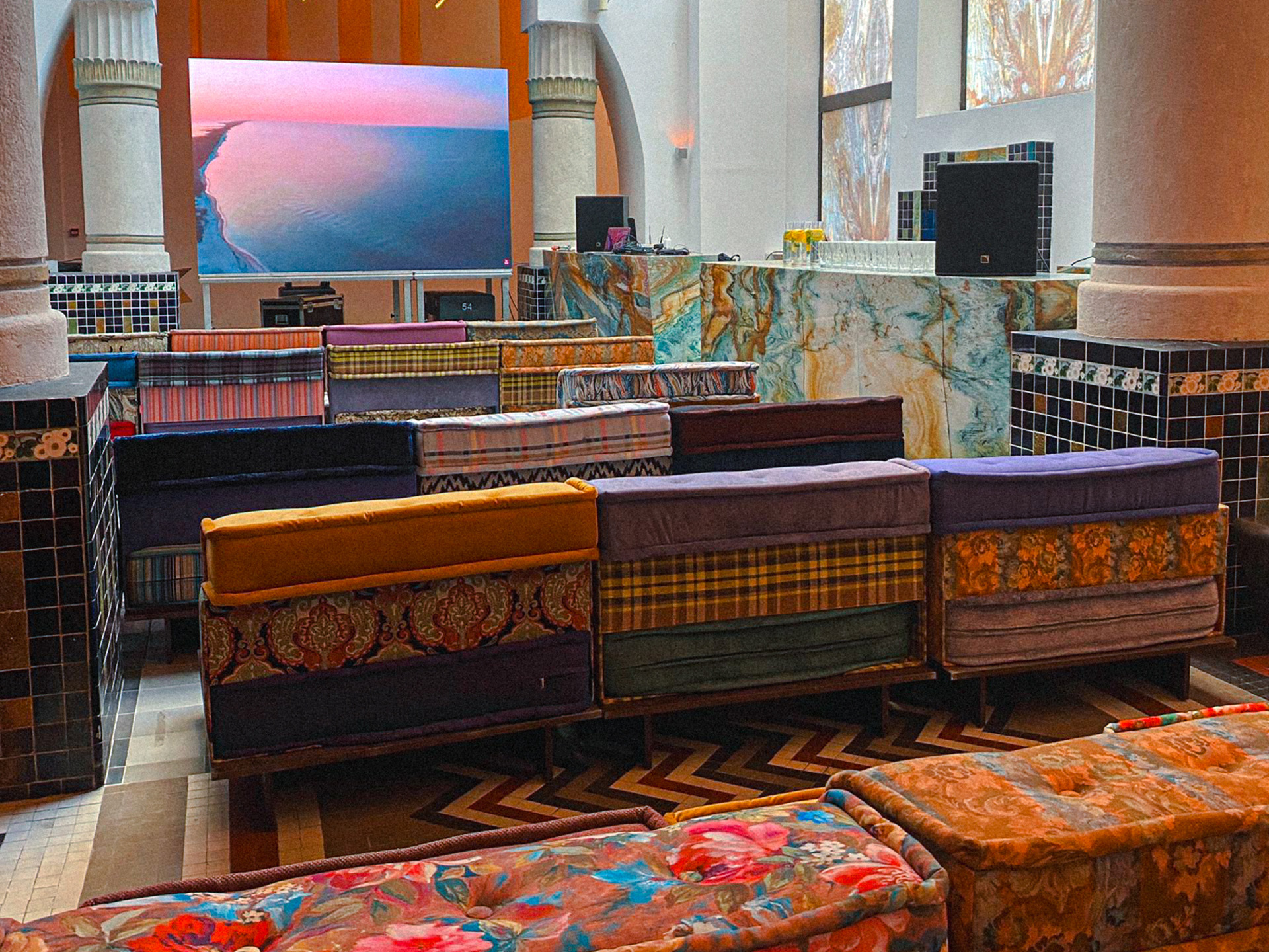 Sala konferencyjna w ustawieniu teatralnym - wynajem sali szkoleniowej w Warszawie