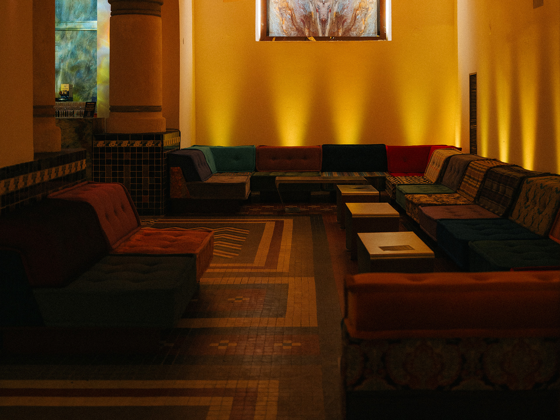 Galeria Messalka Events - elegancka przestrzeń z widokiem na salę główną, strefa VIP