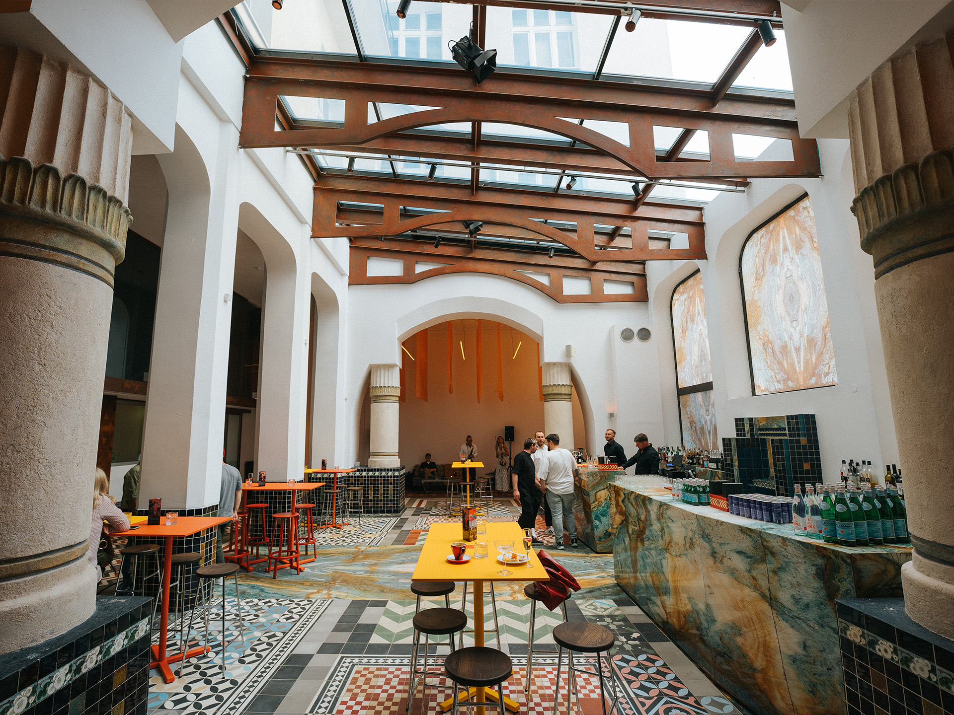 Sala główna Messalka Events - 190 m² z 6-metrowym przeszklonym sufitem, Krakowskie Przedmieście, Warszawa