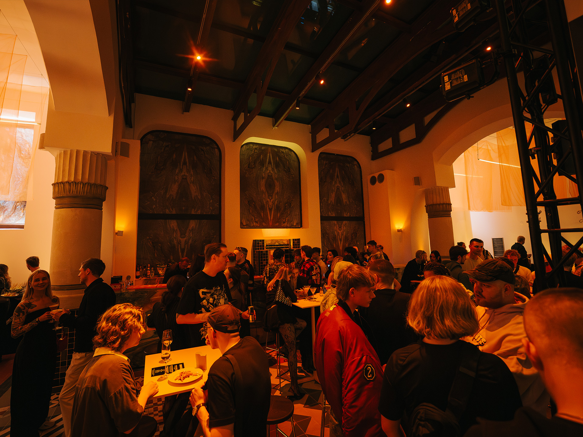 Goście bawiący się na przyjęciu urodzinowym w Messalka Events, Warszawa