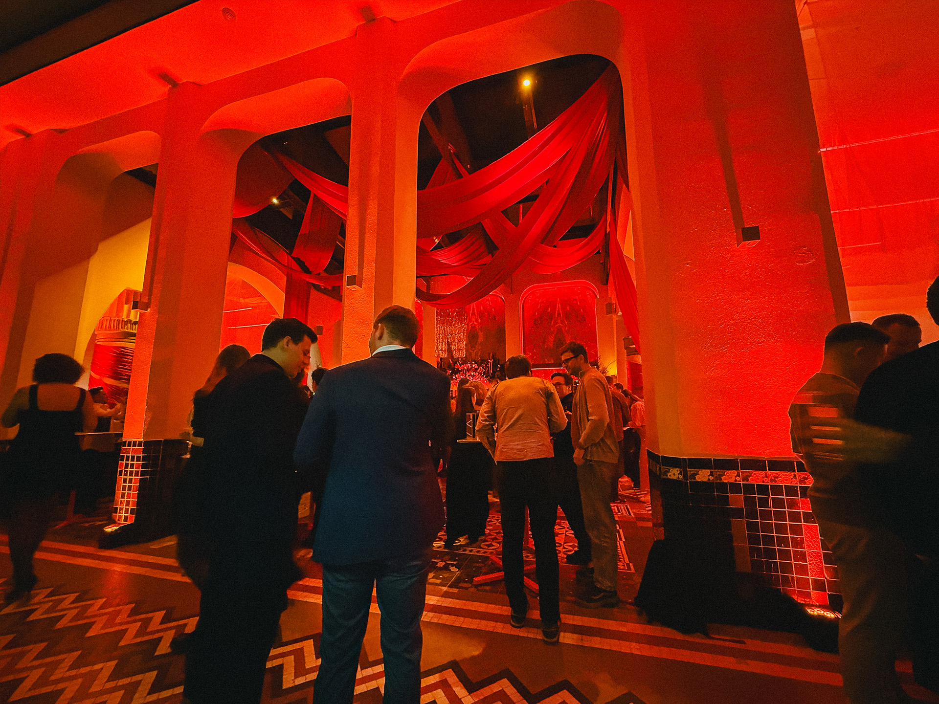 Goście łamiący się opłatkiem na wigilii firmowej w Messalka Events