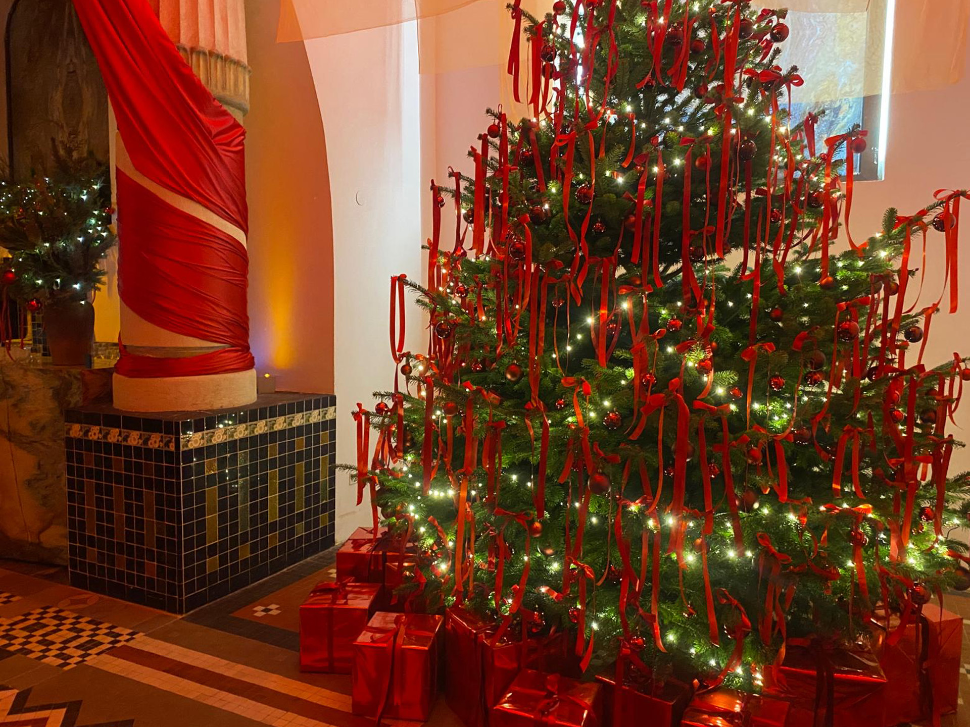 Pięknie zastawiony stół wigilijny z dekoracjami świątecznymi - wigilia firmowa Warszawa